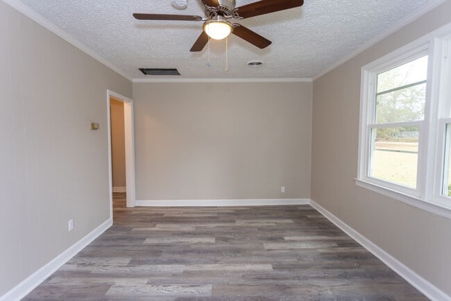 Building Photo - Welcome to this beautiful 1 bedroom and 1 bath unit in a stellar location!