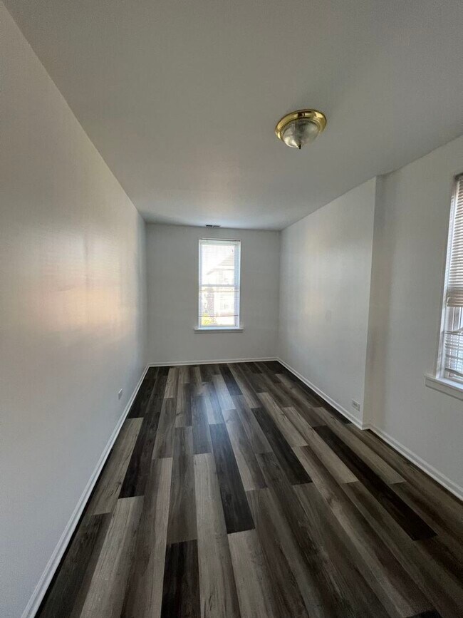 Building Photo - 4533 S Richmond St