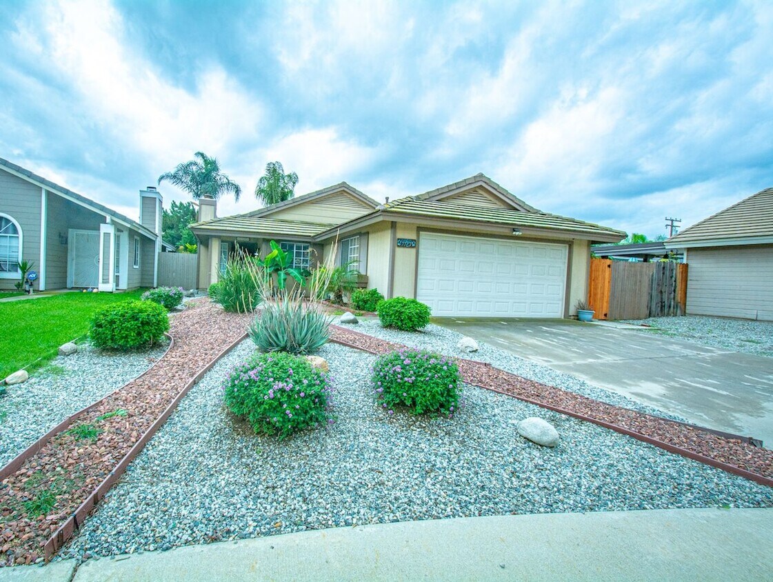 Primary Photo - 9929 Palo Alto St