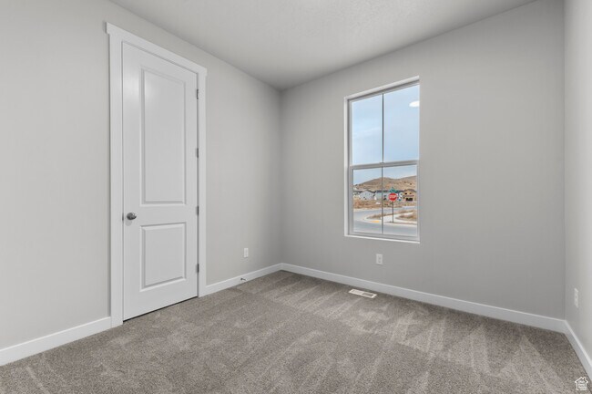 Building Photo - 6811 N Desert Crk