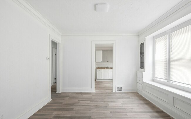 Foto del edificio - 8511 Jeffries Ave