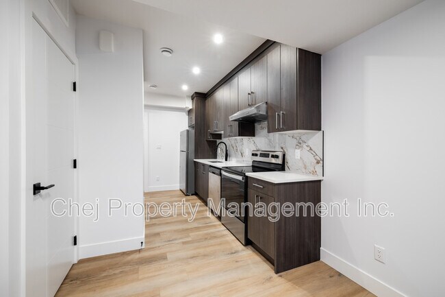 Photo du bâtiment - 9005-9092 92 Ave NW