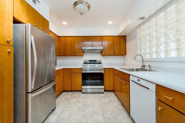 Foto del edificio - Detached Split-Level Home in BCC Cluster is Waiting for YOU!