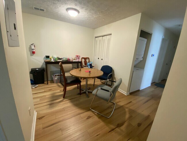 Building Photo - 3-Bedroom Apartment Near IU Bloomington Campus