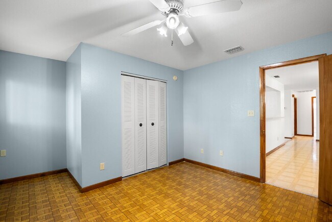 Building Photo - Home For Rent in St Petersburg!