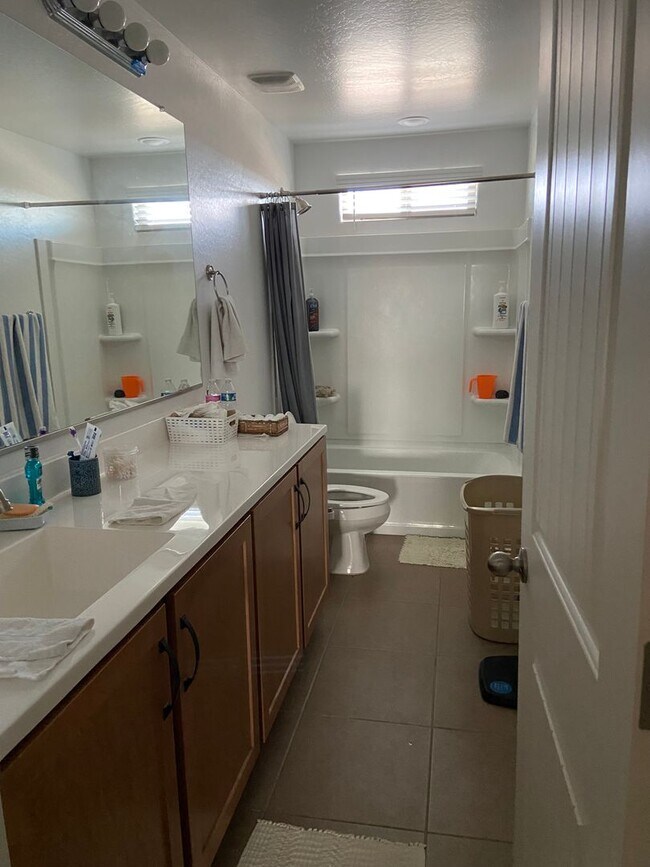 Foto del edificio - STUNNING 6 BEDROOM 3.5 BATH HOME WITH LOFT...