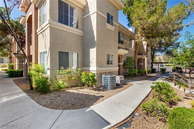 Foto del edificio - 9050 W Warm Springs Rd