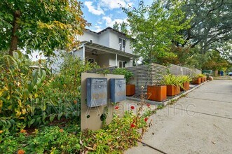 Building Photo - 1092 Kirkwood Ave SE