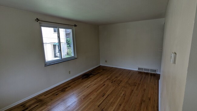 Building Photo - 321 Thorne Ave NE