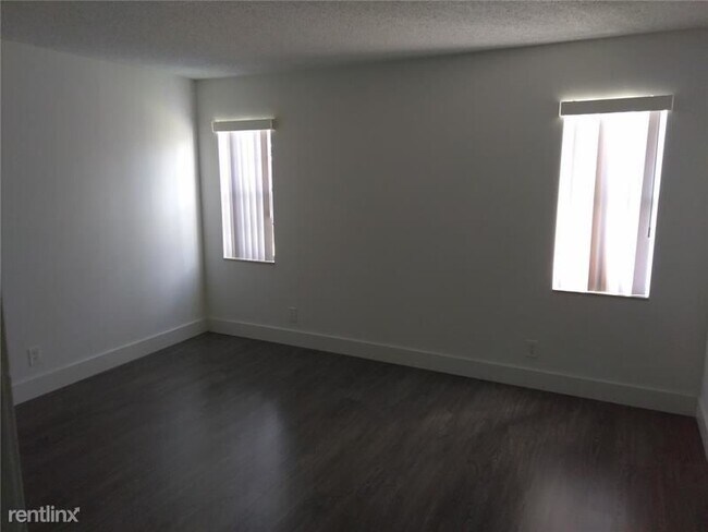 Foto del edificio - 2 br, 2 bath  - Royal Garden
