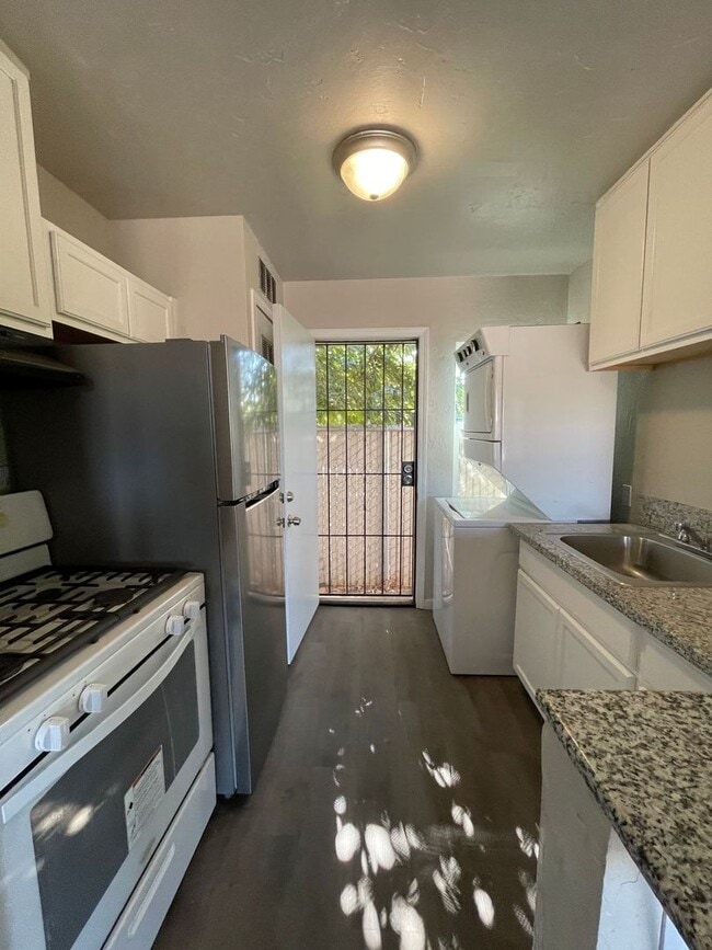 Building Photo - 1137 Jones Ave