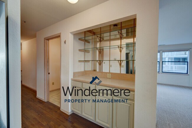 Foto del edificio - 2BR/2BA Condo Overlooking the Bay - Water/Sewer/Garbage included!