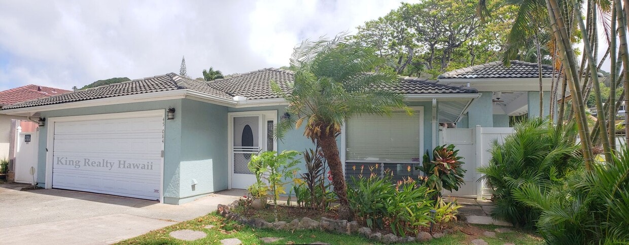 Primary Photo - 4 br / 3 bath w/Lg Lanai &detached office ...