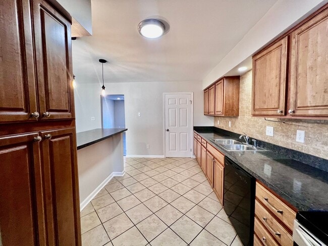 Building Photo - Gorgeous townhouse in the heart of Virgini...