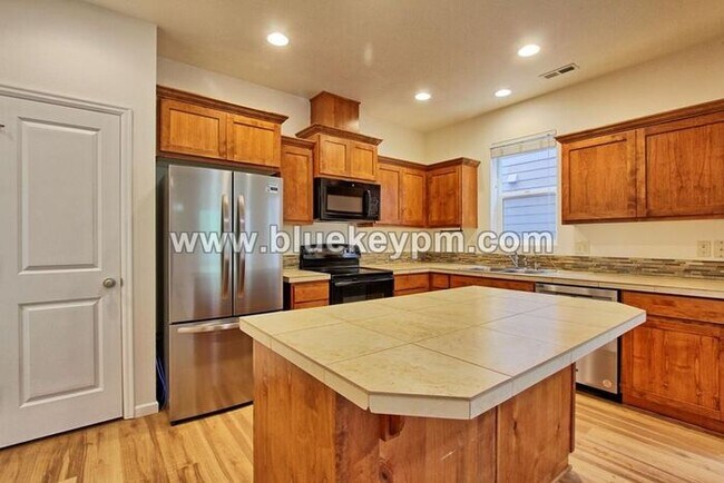 Foto del edificio - 3 Bed, 2.5 Bath Home Near Alki Road Park off NE Hazel Dell Avenue