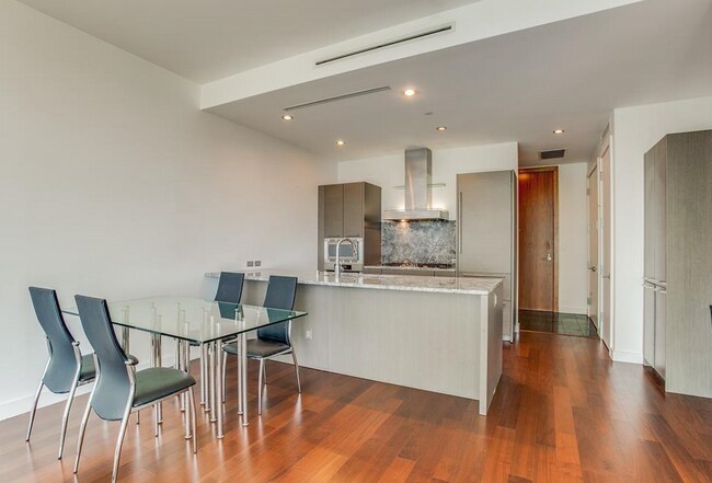 Building Photo - 2900 McKinnon-31179