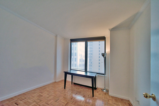 Building Photo - 150 E 57th St