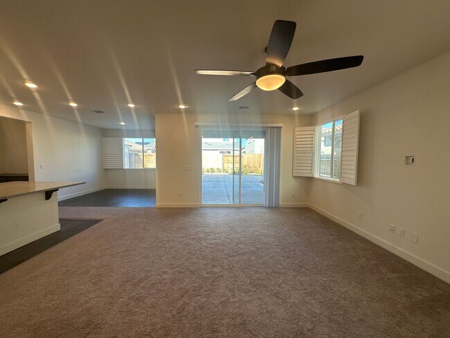 Building Photo - Stunning 5 Bedroom, 3.5 Bathroom Home in L...