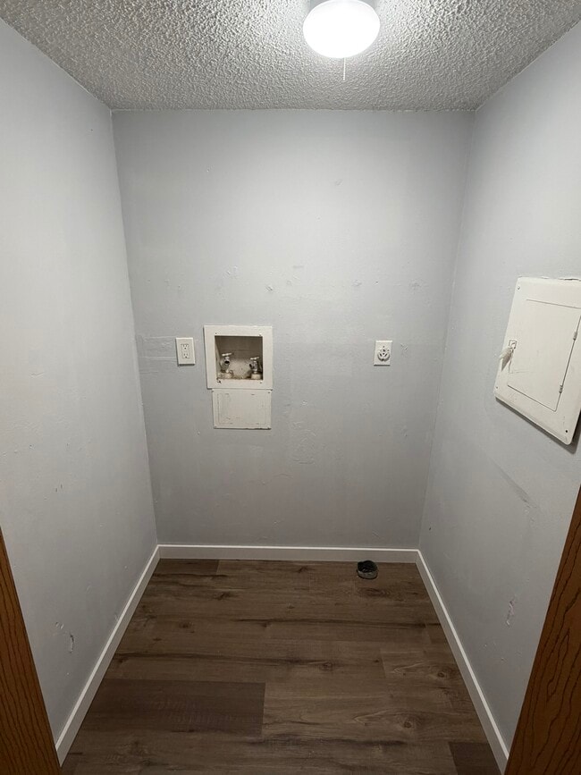 Laundry Room - 1002 Cherokee St