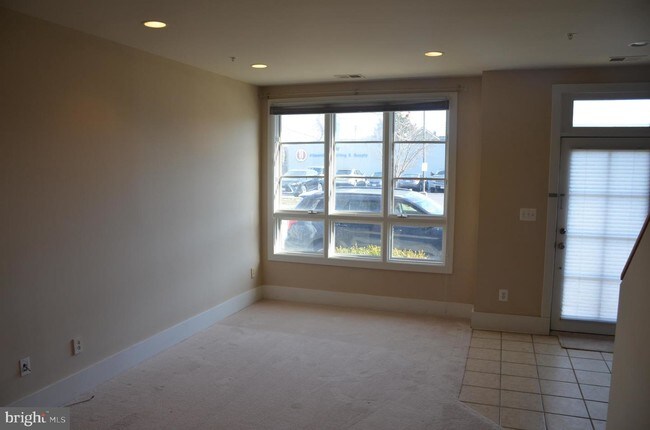 Building Photo - 708 N Henry St