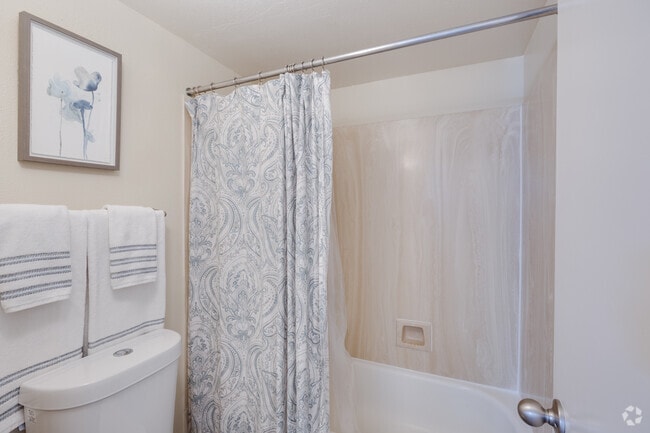 1BR, 1BA - 554SF - Bathroom - Cimarron Apartments