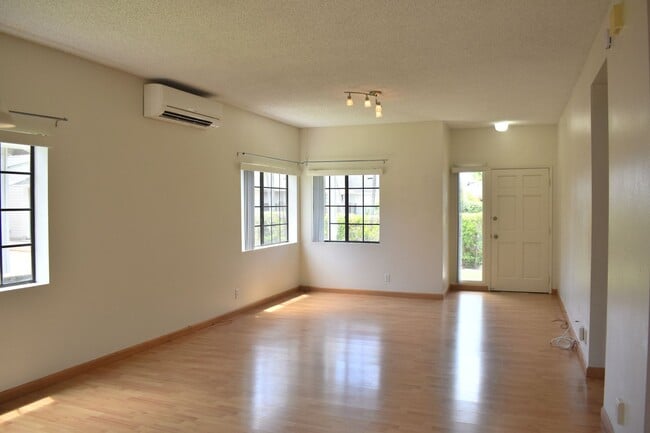 Building Photo - 3/2.5 West Loch Estates Single Family Home