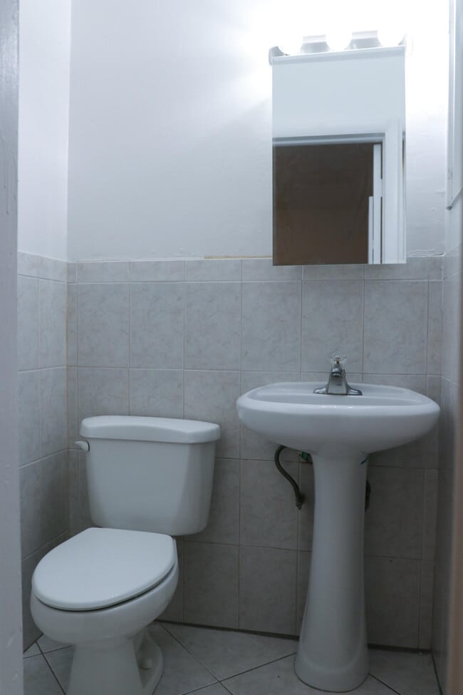Foto del edificio - 651 W 36th St