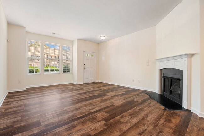 Foto del edificio - Excellent 2 BR Townhome close to Downtown Raleigh.  Available now!