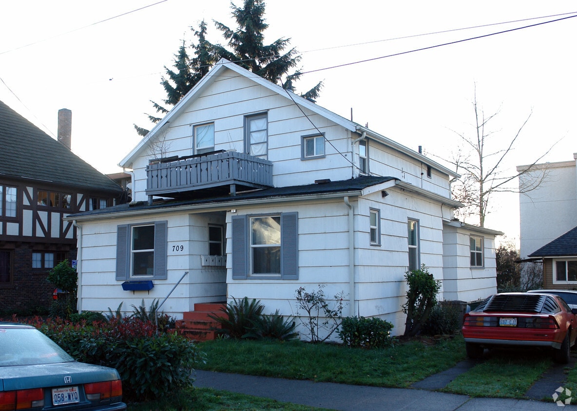 Primary Photo - 709 NE 43rd St