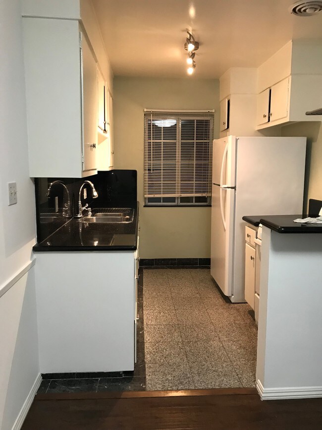 Foto del edificio - 148 S Hayworth Ave