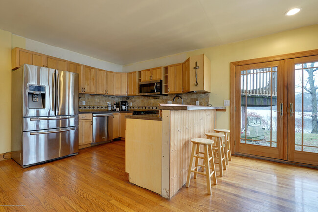 Building Photo - 207 Lakeside Ave