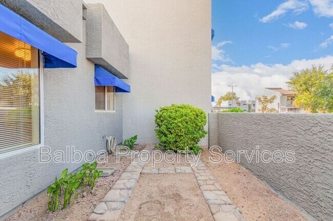 Building Photo - 220 N 22nd Pl