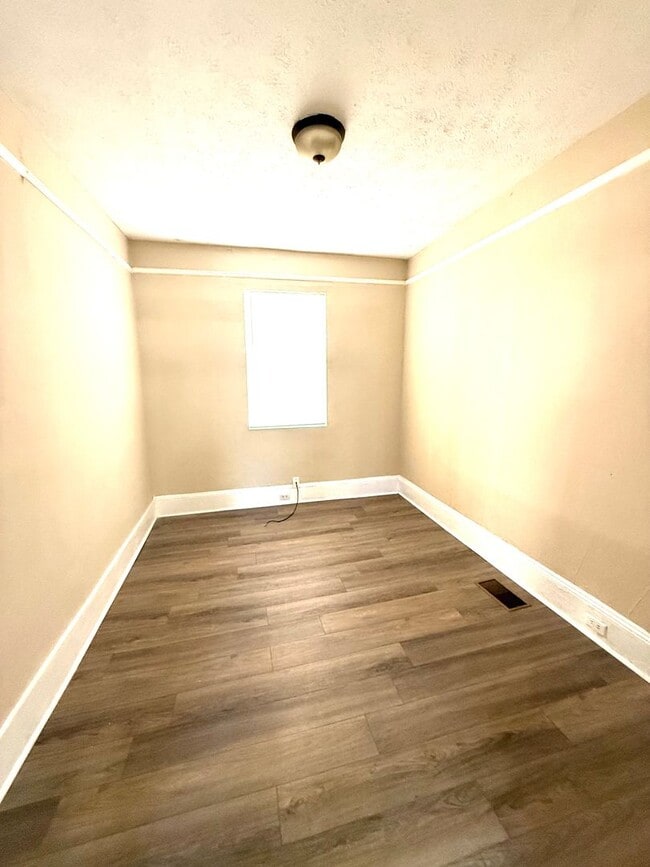 Building Photo - ** 2 Bed 2 bath located close to downtown ** Call 334-366-9198 to schedule a self tour