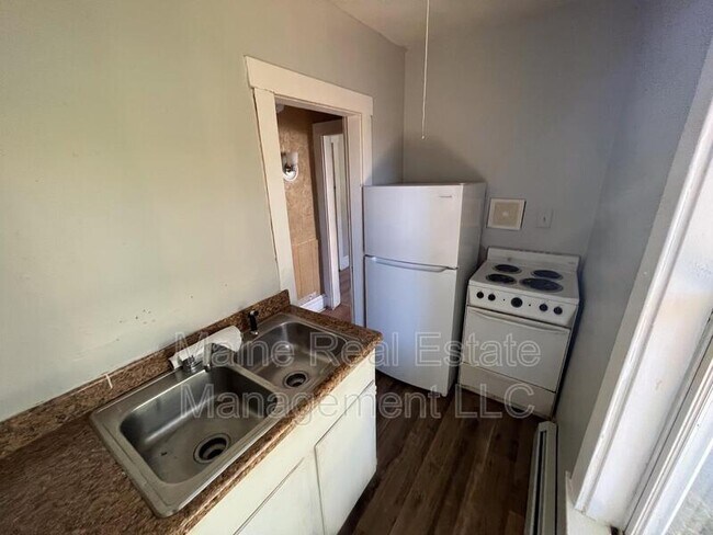 Building Photo - 402-404 Hammond St