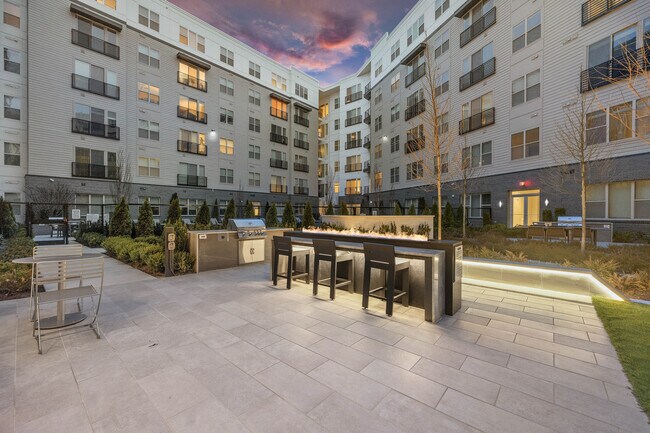 Building Photo - Hanover Everett