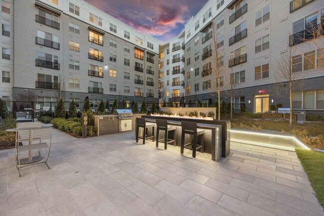 Building Photo - Hanover Everett