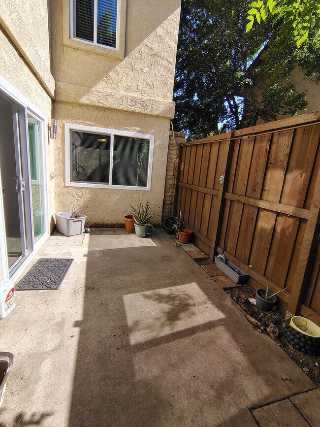 Foto del edificio - 939 Claremont Ct