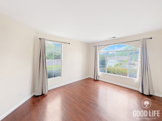 Foto del edificio - Gorgeous 3B/2BA House w/ Attached Garage, Storage Sheds, and Tons of Space!