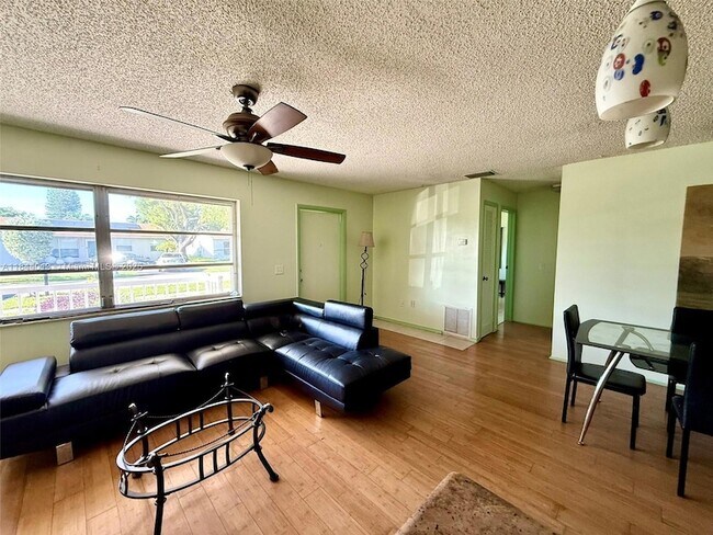 Foto del edificio - 11460 NW 37th St