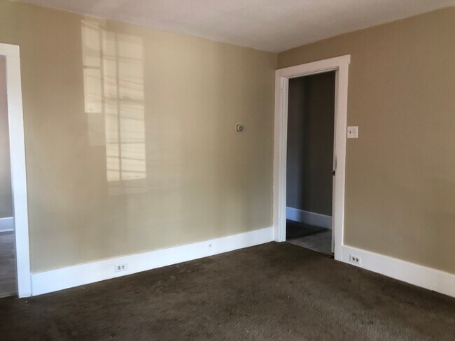 Building Photo - 433 E 1st St