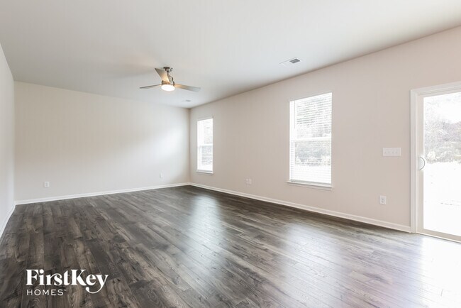Building Photo - 904 Birchcrest Wy