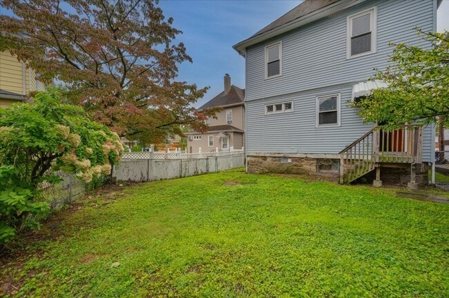 Building Photo - 4 Bed 1 Bath Large Home