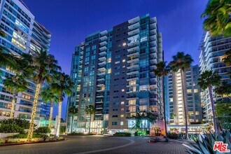Building Photo - 13650 Marina Pointe Dr
