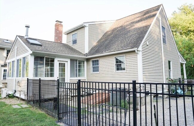 Foto del edificio - 241 New Bedford Rd