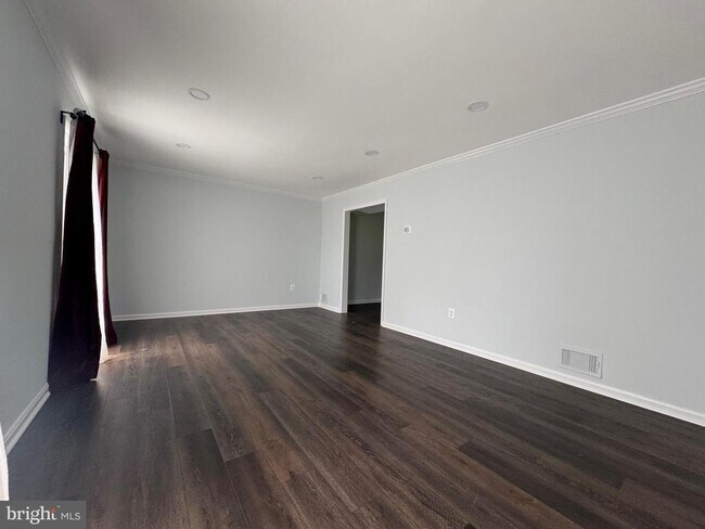 Foto del edificio - 1717 Fallsway Dr