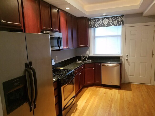 Cocina - 7021 N Greenview Ave