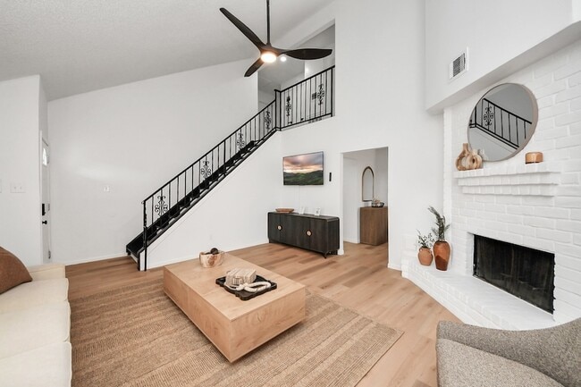 Foto del edificio - 8631 Valley Ledge Dr