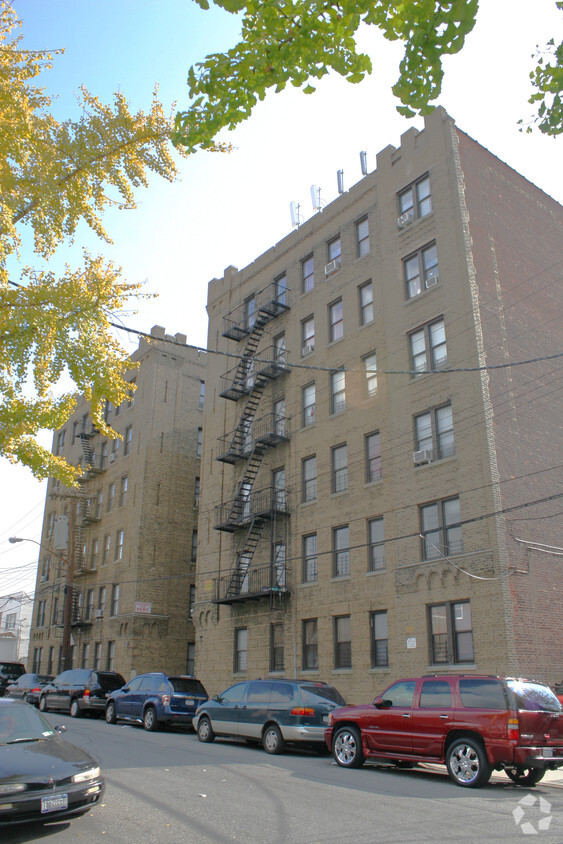 Building Photo - 2816 Roebling Ave