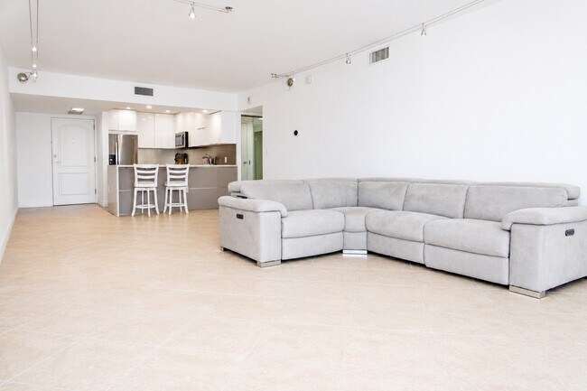 Foto del edificio - 3675 N Country Club Dr