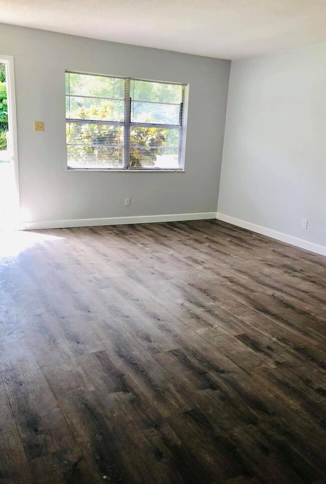 Building Photo - 3 BED 1 BATH DUPLEX. FENCED YARD!